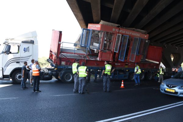 משאית פגעה בגשר 'אלוף שדה'; צפו בתיעוד מהזירה