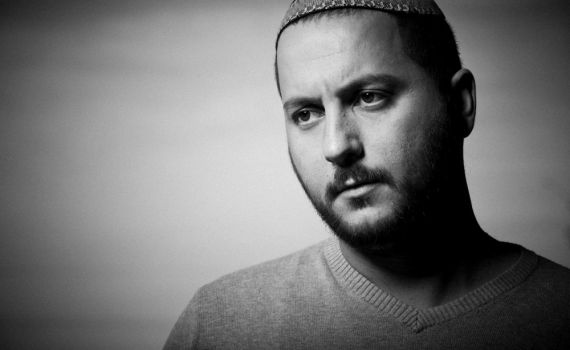 "ניחמתנו": אבי בניון בסינגל חדש. צפו