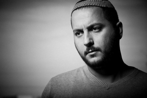 "ניחמתנו": אבי בניון בסינגל חדש. צפו