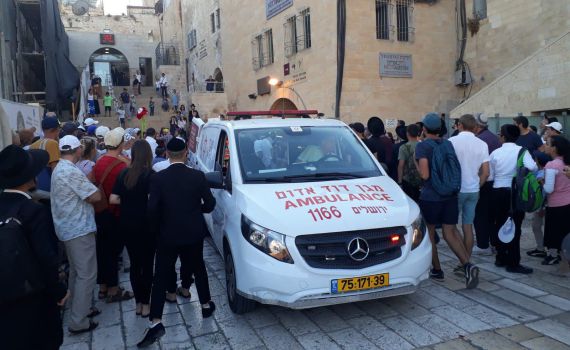 שוטר נפצע בפיגוע דקירה בי-ם; המחבלים נוטרלו