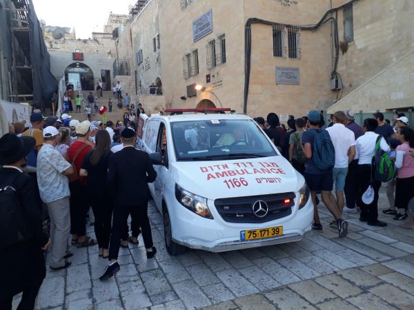 שוטר נפצע בפיגוע דקירה בי-ם; המחבלים נוטרלו