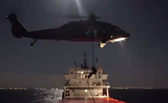 צפו: שייטת 13 וצבא ארה"ב משתלטים על ספינת אויב