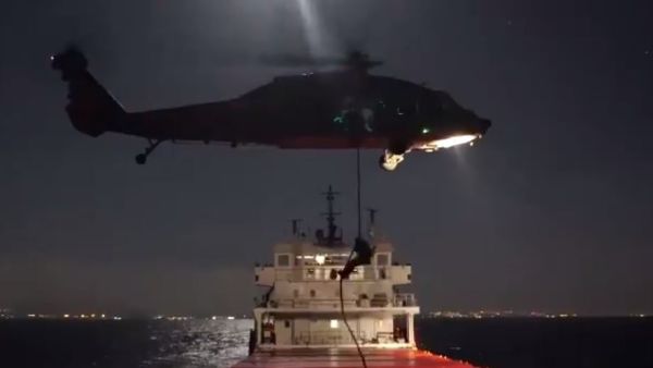 צפו: שייטת 13 וצבא ארה"ב משתלטים על ספינת אויב