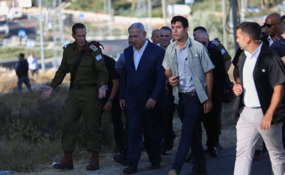 נתניהו וגנץ בגוש עציון: "מחבקים את המשפחה"