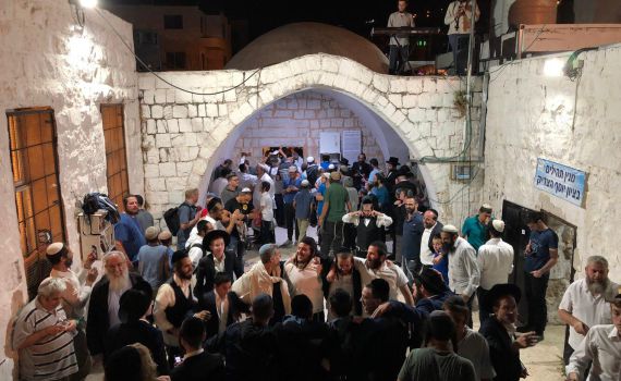 מטען ואבנים: כאלף איש התפללו הלילה בקבר יוסף