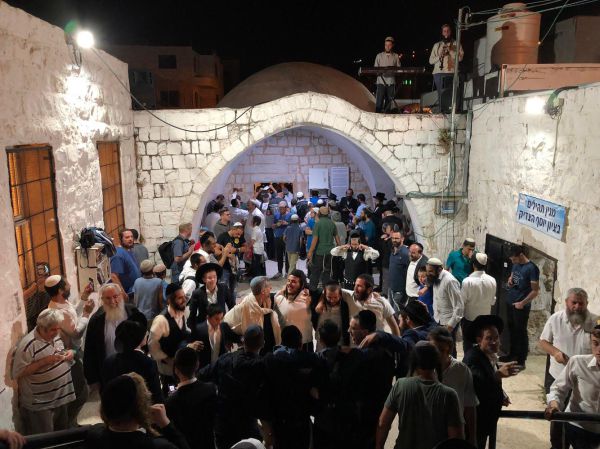 מטען ואבנים: כאלף איש התפללו הלילה בקבר יוסף