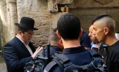 צפו: מוסלמים צעקו על מתפלל בכניסה להר הבית