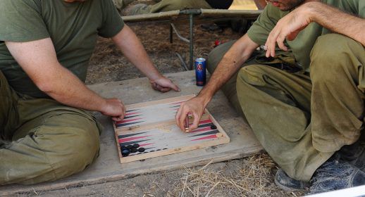 אלופים בשש-בש במילואים? נראה אתכם מול המומחים