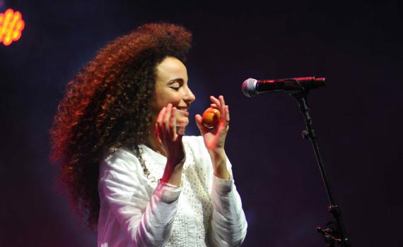 "מפיח בי חיים חדשים": יובל דיין בניגון חסידי לחנוכה.צפו