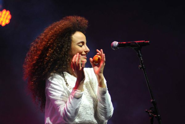 "מפיח בי חיים חדשים": יובל דיין בניגון חסידי לחנוכה.צפו