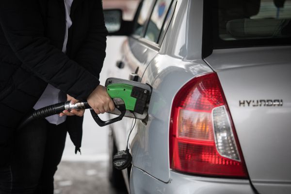 למרות הירידה בשער הדולר, הבנזין שוב מתייקר