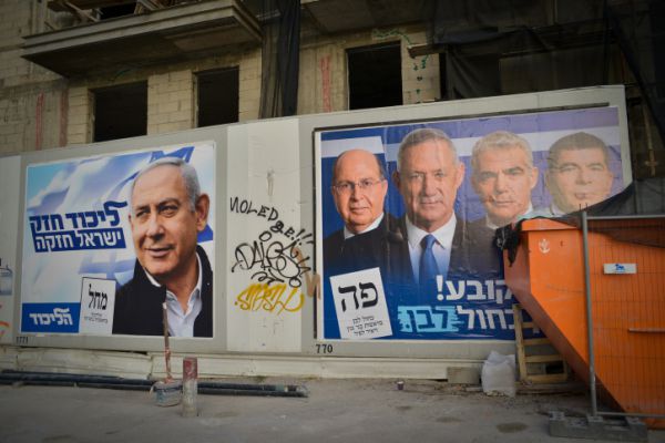 קמפיין עולמי: כחול לבן הציבו שלטים בקפריסין