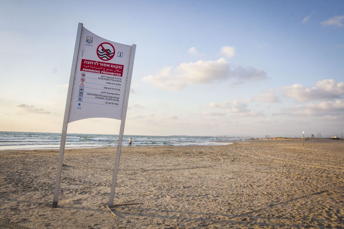 אחרי הכנרת: חוף נווה ים נסגר לרחצה בשל זיהום