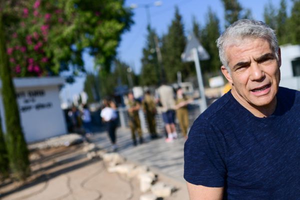 לפיד עונה למבקריו: "מדובר בסרטון שהוא בדיחה"