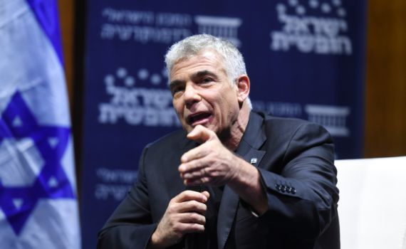 לפיד עוקץ: "רק מי שמבין בקאנביס יאמין לביבי"