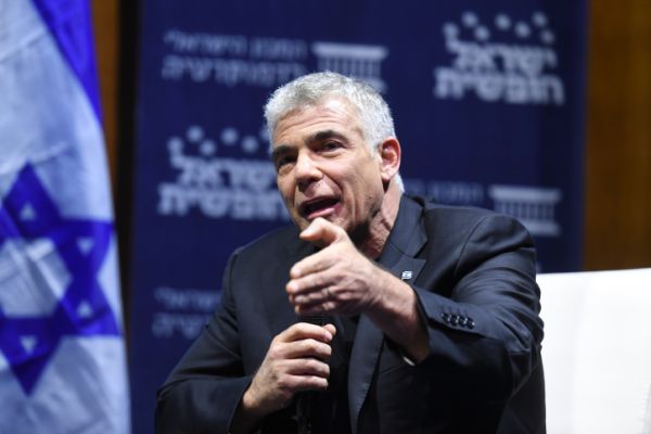 לפיד עוקץ: "רק מי שמבין בקאנביס יאמין לביבי"