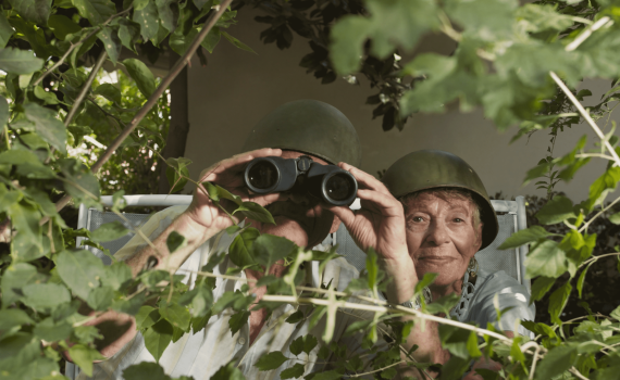 צפו: טל מוסרי בסרטון הדרכה לקייטנת סבא וסבתא