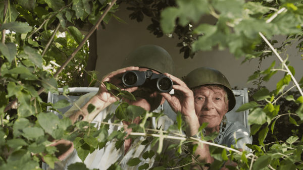 צפו: טל מוסרי בסרטון הדרכה לקייטנת סבא וסבתא