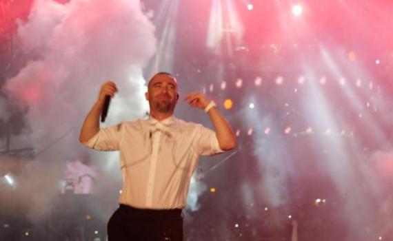 כזה עוד לא ראינו: עומר אדם רוקד לצלילי הכליזמרים. צפו