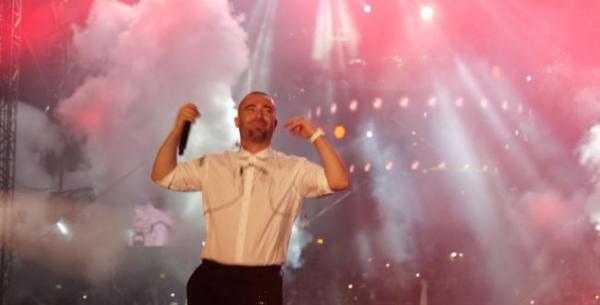 כזה עוד לא ראינו: עומר אדם רוקד לצלילי הכליזמרים. צפו