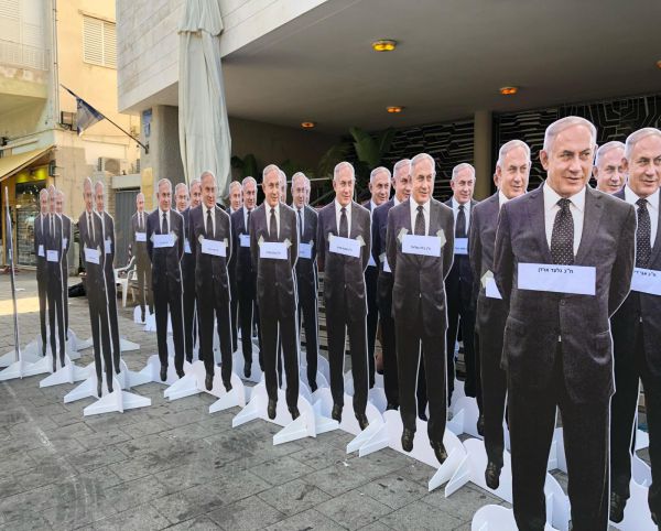 ״הבובות של נתניהו״ מיצג בכניסה למעוז הליכוד