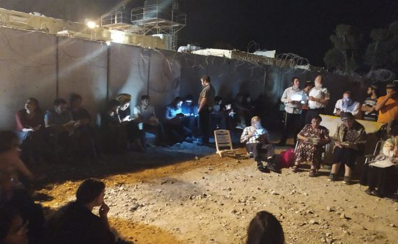 צפו: קינות לגוש קטיף ליד הגדר במחסום כיסופים