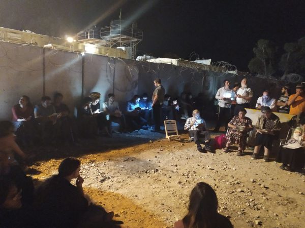 צפו: קינות לגוש קטיף ליד הגדר במחסום כיסופים