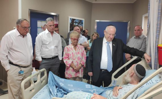 "מתפלל לרפואתם": ריבלין נפגש עם פצועי הפיגועים