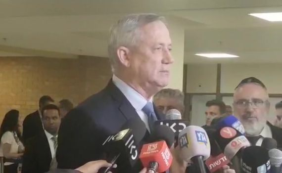 גנץ מתקן: "באתי להחליף את נתניהו, לא לשבת איתו"