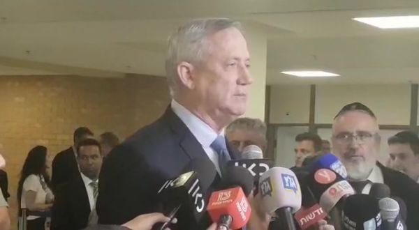 גנץ מתקן: "באתי להחליף את נתניהו, לא לשבת איתו"