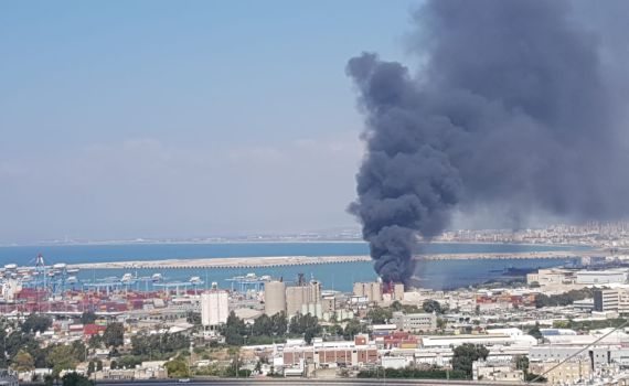 עמוד עשן שחור: שריפת ענק במיכל במפעל שמן בחיפה