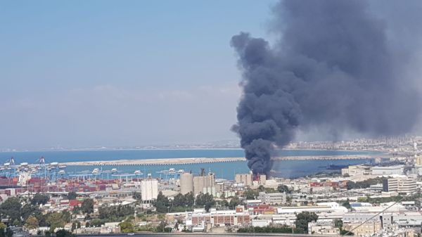 עמוד עשן שחור: שריפת ענק במיכל במפעל שמן בחיפה
