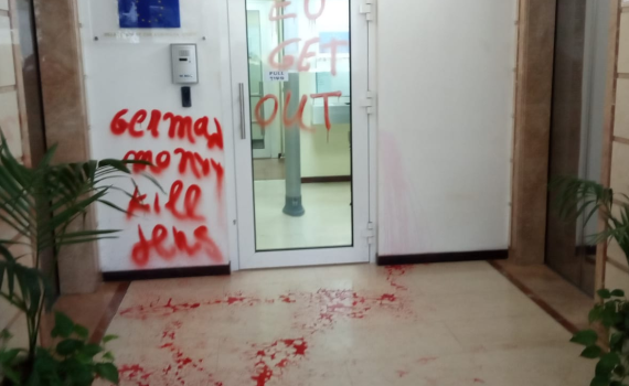 שפי פז תועדה בהשחתת מטה האיחוד האירופי • צפו