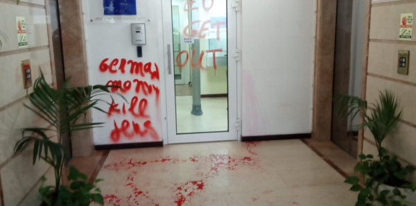 שפי פז תועדה בהשחתת מטה האיחוד האירופי • צפו