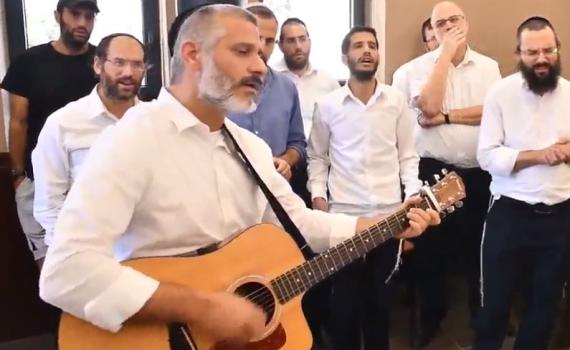 חשמל באוויר: אביתר בנאי עם גיטרה ודיבוק חברים • צפו: