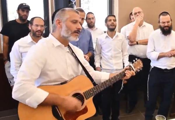 חשמל באוויר: אביתר בנאי עם גיטרה ודיבוק חברים • צפו: