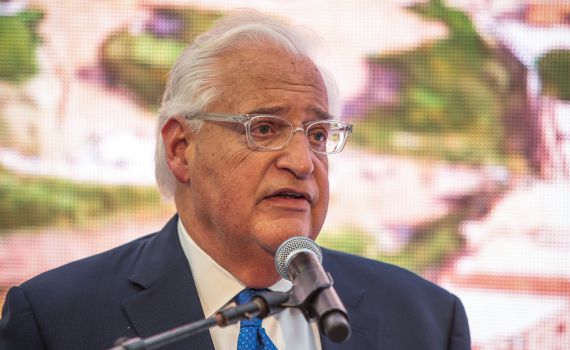 "פרישת גרינבלט לא תשפיע על עסקת המאה"