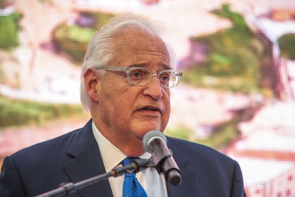 "פרישת גרינבלט לא תשפיע על עסקת המאה"