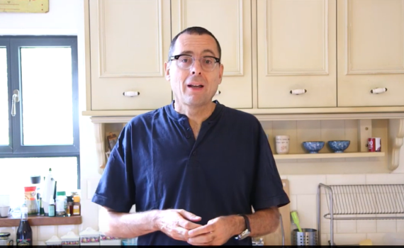 צפו: זו הסיבה שח"כ צבי האוזר מכין רגל קרושה לחג