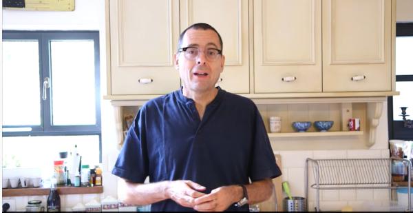 צפו: זו הסיבה שח"כ צבי האוזר מכין רגל קרושה לחג