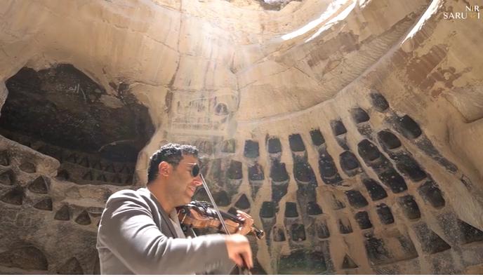 ביצוע כזה ל'שבט אחים ואחיות' עוד לא שמענו. צפו