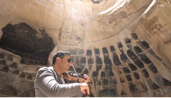 ביצוע כזה ל'שבט אחים ואחיות' עוד לא שמענו. צפו