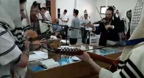 צפו: קהילת קרליבך בשירה וריקודים לתפילת ראש חודש