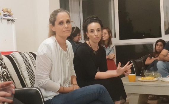 רוני ססובר פורשת מימינה; זו הח"כית במקום סילמן