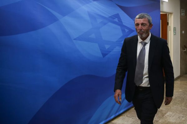 הרב רפי במתקפה על לפיד: "אלוף עולם בטיפולי המראה"