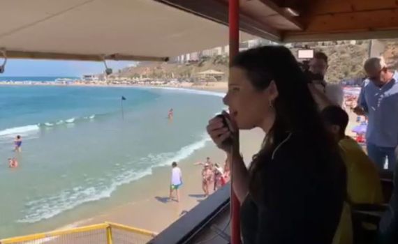 איילת עושה ביבי: הגיעה לחוף להוציא מצביעים • צפו