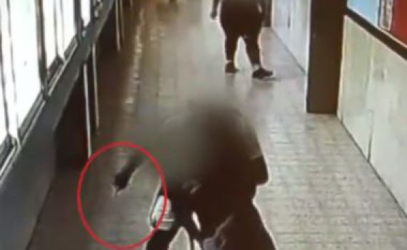 צפו: תלמיד דוקר את חברו בשטח בית הספר