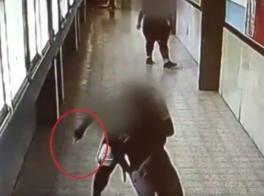 צפו: תלמיד דוקר את חברו בשטח בית הספר