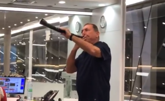 מפתיע: מגיש החדשות תוקע בשופר. צפו