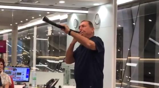 מפתיע: מגיש החדשות תוקע בשופר. צפו